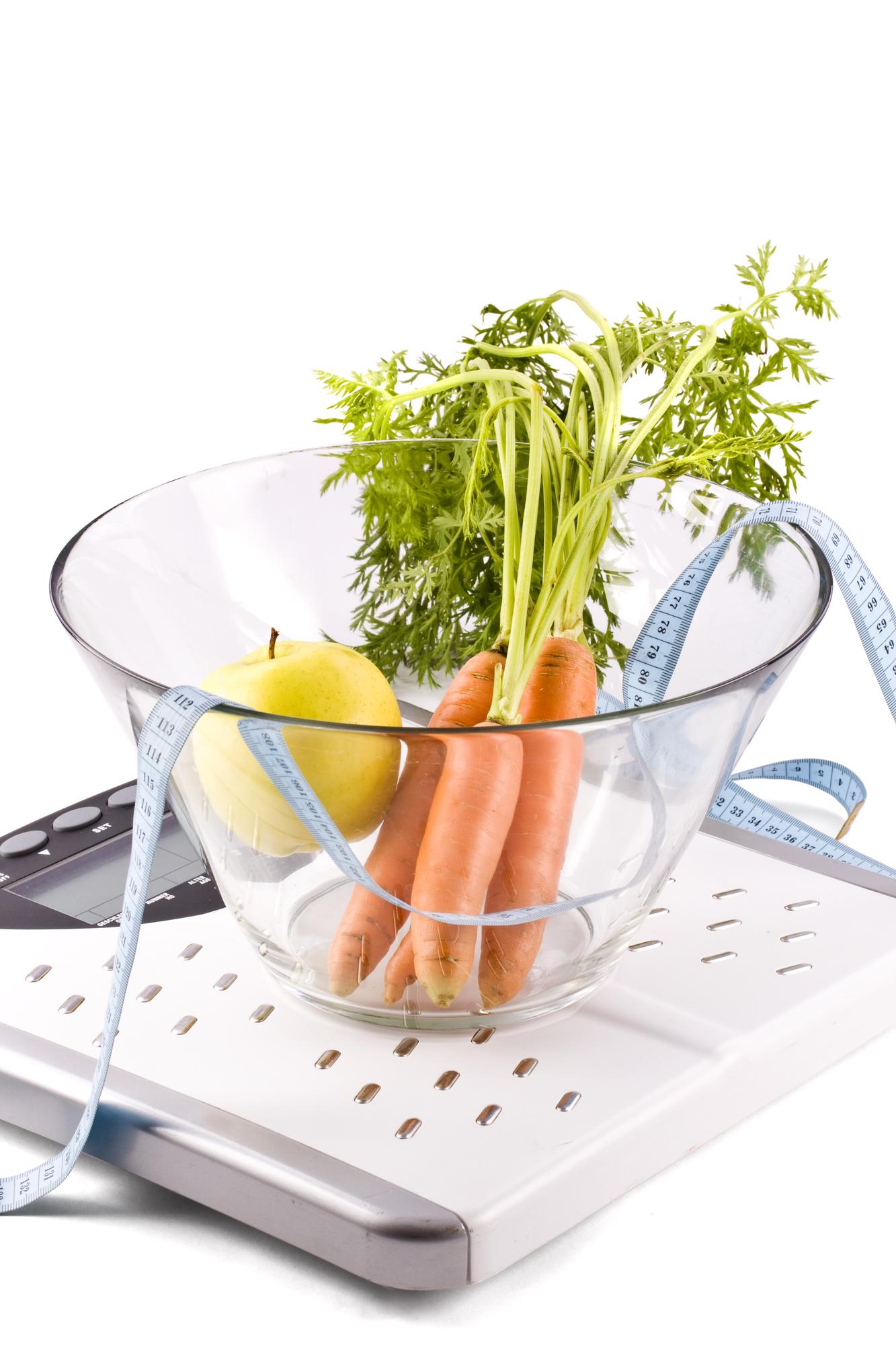 Banco cucina con ingredienti freschi e notebook