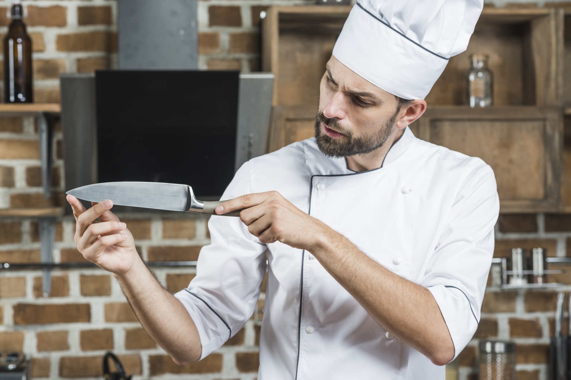 Chef mostra tecnica di taglio su tavolo