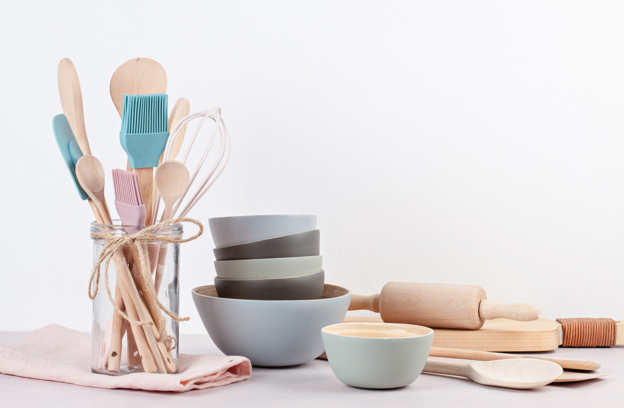 Set cucina con luci naturali e attrezzi